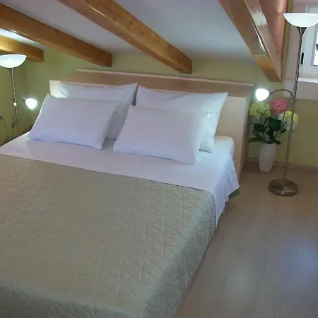 Attic 公寓 *